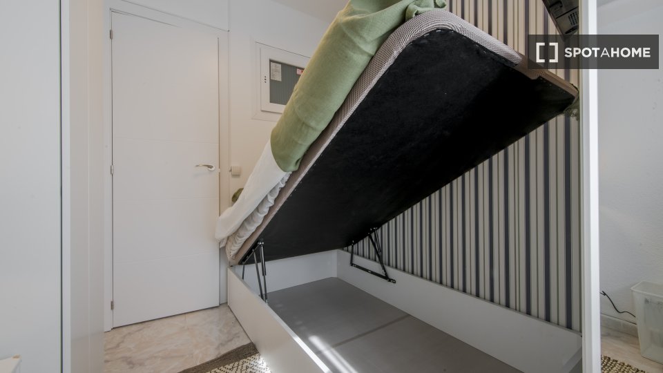 Double room Madrid, 5 beds, 80m² — photo 9