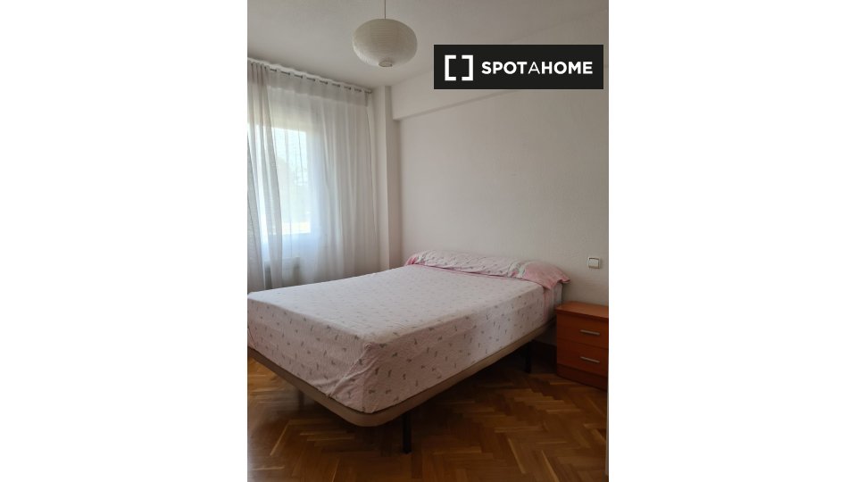 Double room Madrid, 3 beds, 80m² — photo 2