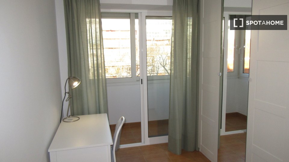 Double room Lisbon, 3 beds, 100m² — photo 8