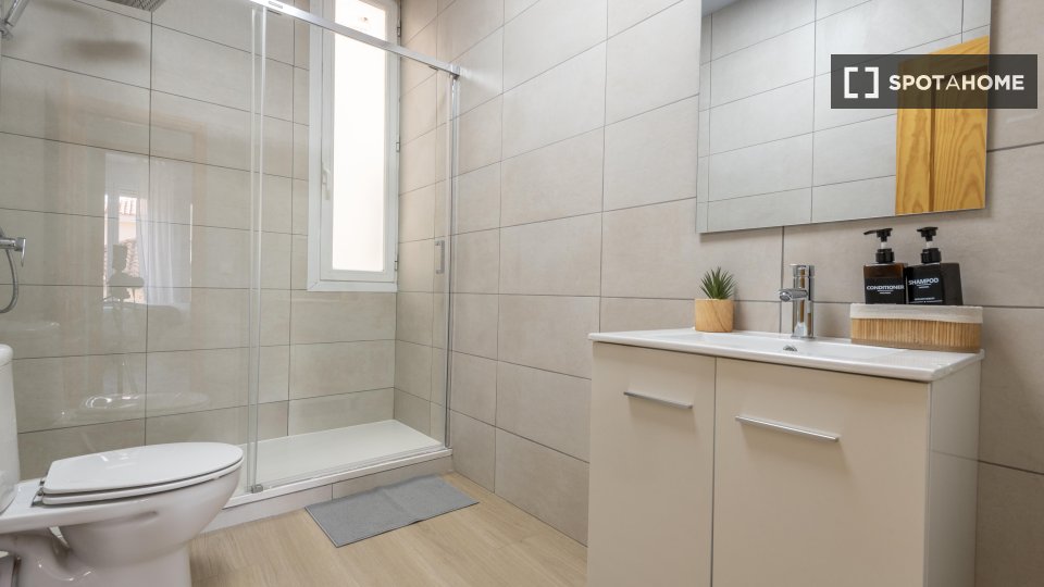 Double room Madrid, 5 beds — photo 40