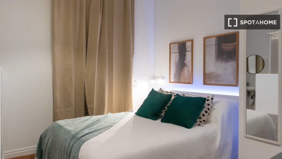 Double room Madrid, 7 beds, 160m² — photo 58