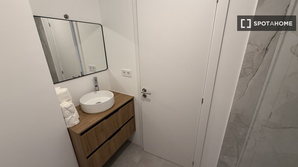 Apartment Lisbon, 2 beds, 95m² — photo 8
