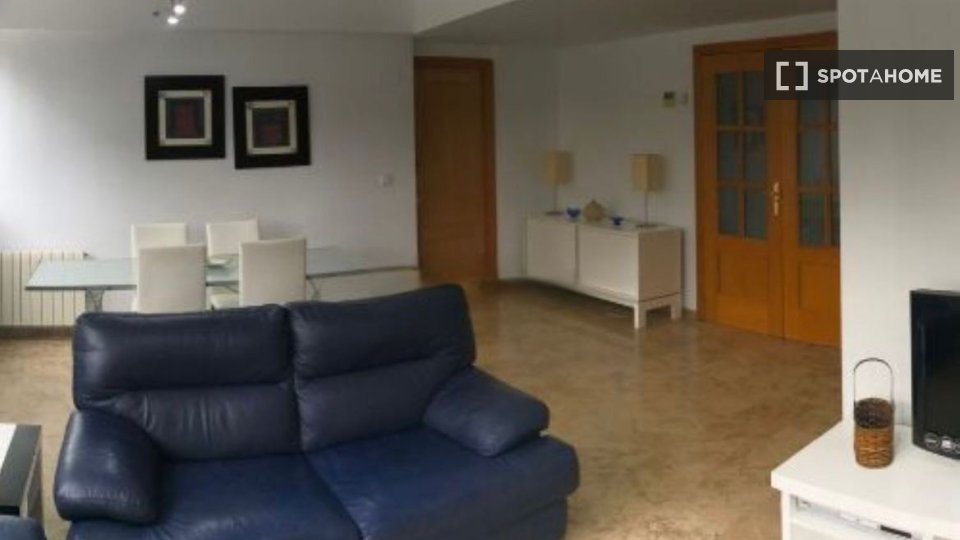 Se alquila cama en piso de 2 habitaciones en penya