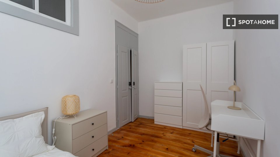 Double room Lisbon, 5 beds — photo 11