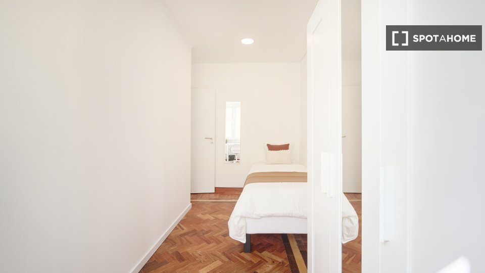 Double room Lisbon, 9 beds — photo 18