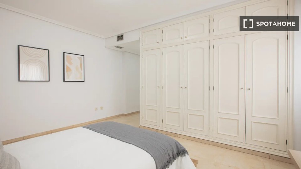 Camera in appartamento condiviso con 5 camere da letto, Arrancapins, Valencia - in Valencia