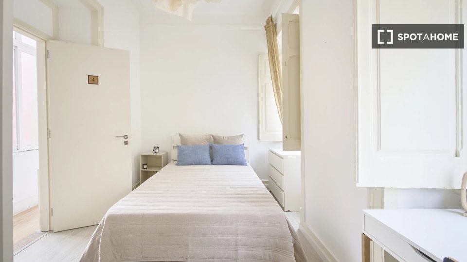 Double room Lisbon, 4 beds — photo 11