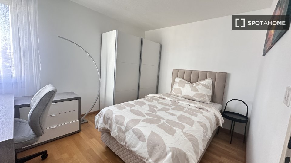 Double room Zurich, 3 beds, 128m² — photo 1