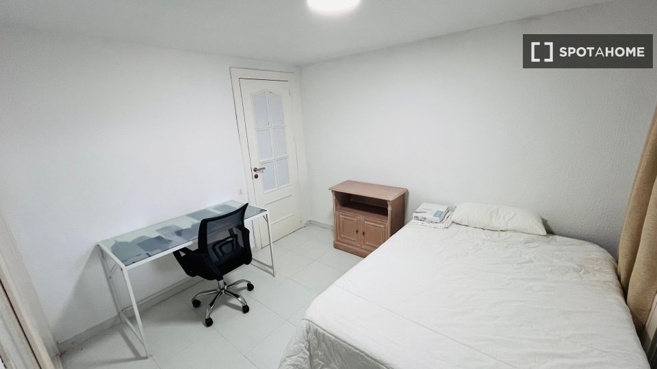 Double room Alicante, 4 beds, 150m² — photo 14