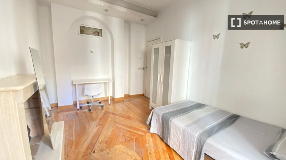 Double room Madrid, 7 beds, 180m² — photo 26