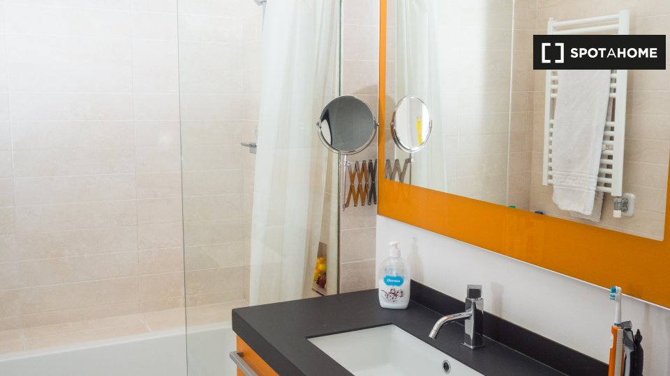 Apartment Barcelona, 4 beds, 121m² — photo 2