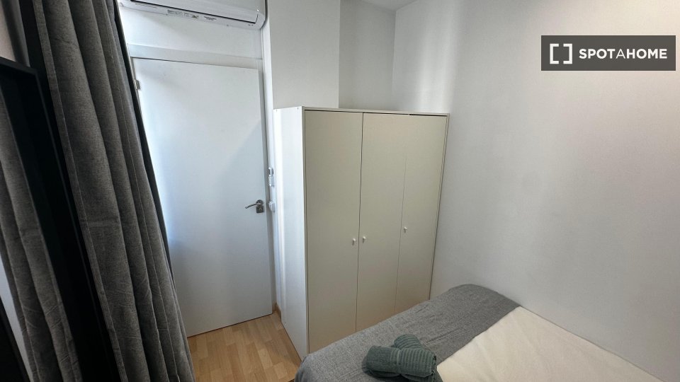 Double room Madrid, 3 beds, 60m² — photo 6