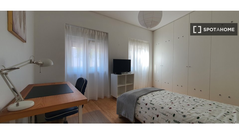 Double room Lisbon, 3 beds, 75m² — photo 3