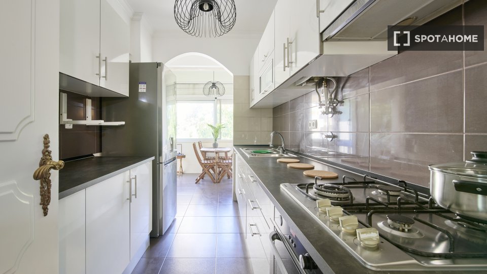 Double room Lisbon, 5 beds — photo 8