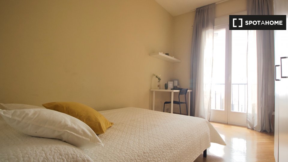 Double room Madrid, 6 beds, 140m² — photo 1