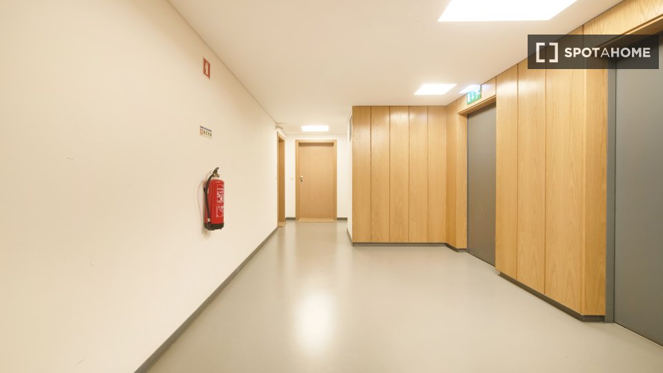 Apartment Lisbon, 2 beds, 70m² — photo 18