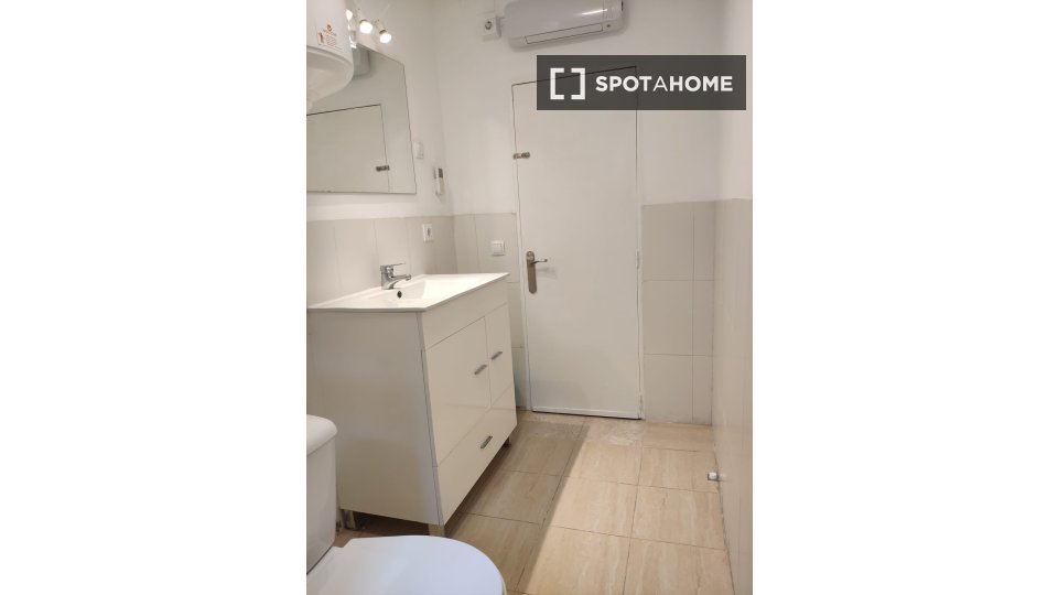 Double room Madrid, 3 beds — photo 20