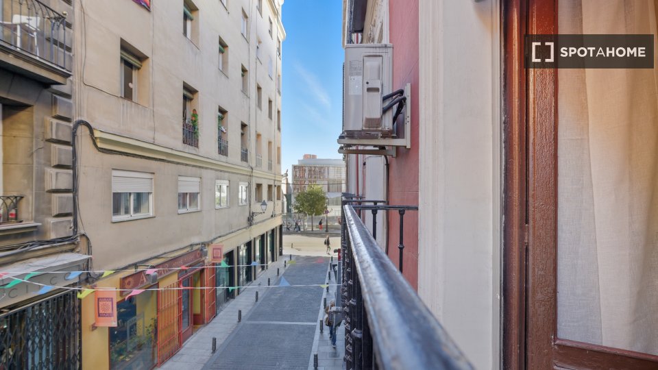 Double room Madrid, 3 beds, 82m² — photo 14