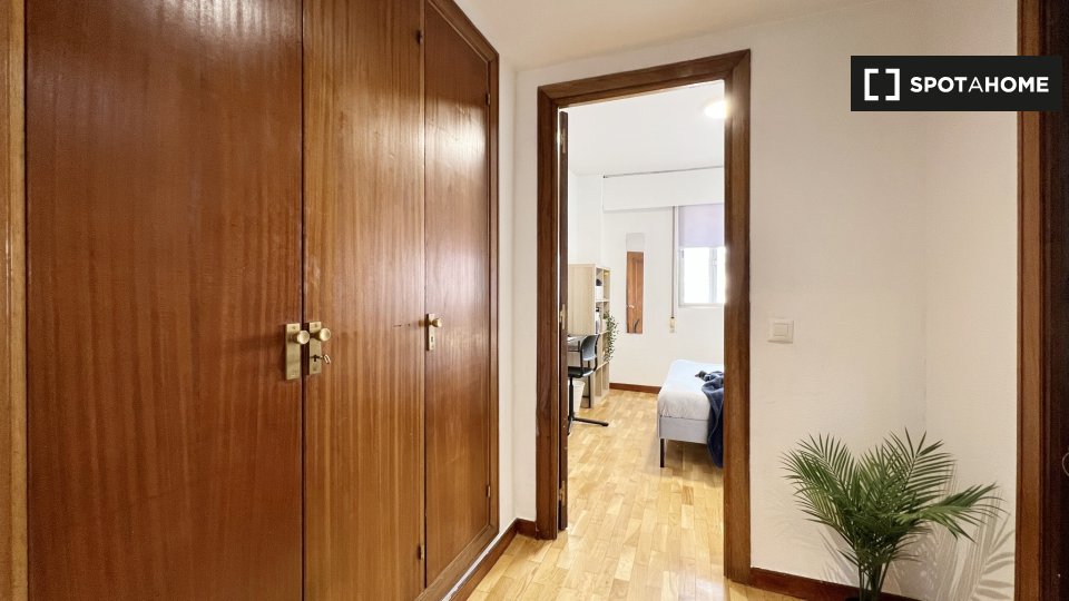 Double room Madrid, 5 beds, 95m² — photo 3