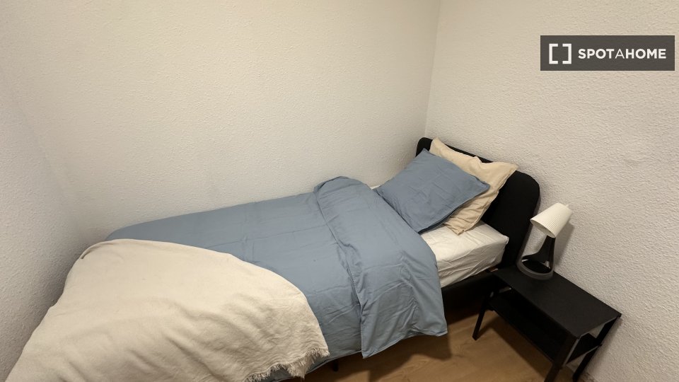 Double room Madrid, 5 beds, 110m² — photo 2
