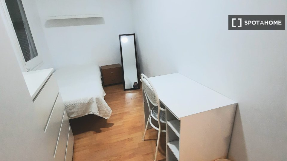 Double room Barcelona, 3 beds, 70m² — photo 1