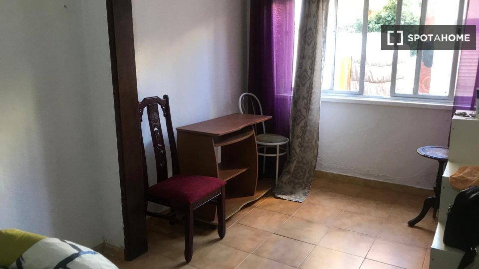 Double room Lisbon, 2 beds — photo 8
