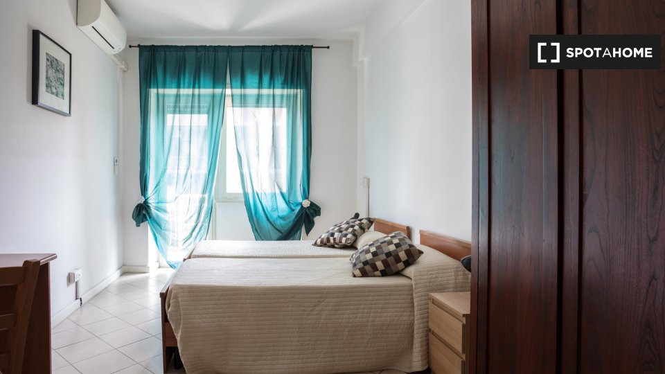 Double room Rome, 3 beds — photo 10