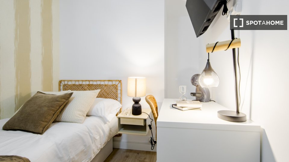 Double room Madrid, 6 beds, 110m² — photo 10