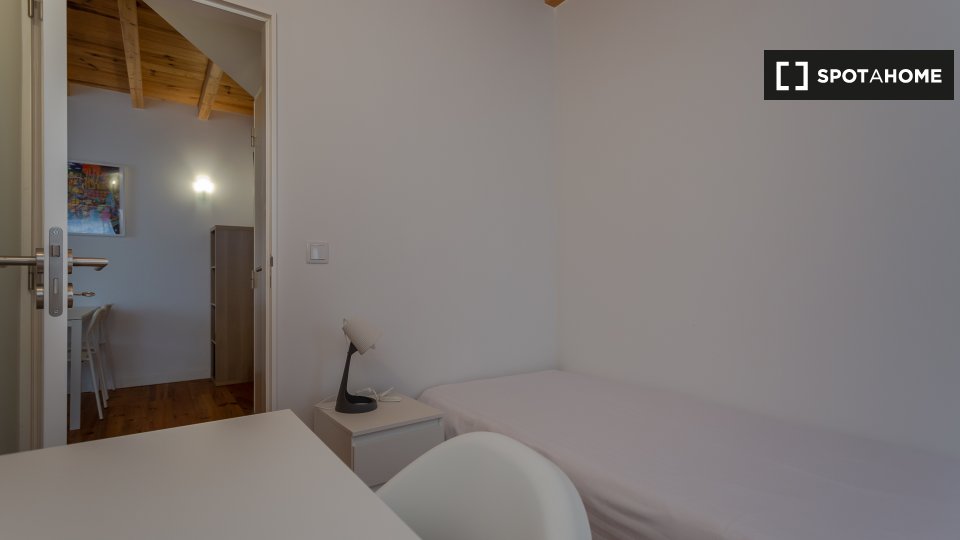 Apartment Lisbon, 4 beds, 75m² — photo 17