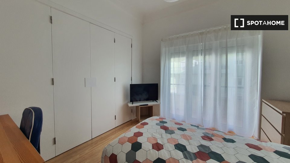 Double room Lisbon, 3 beds, 75m² — photo 15