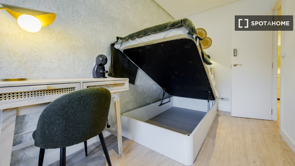 Double room Madrid, 6 beds, 110m² — photo 3