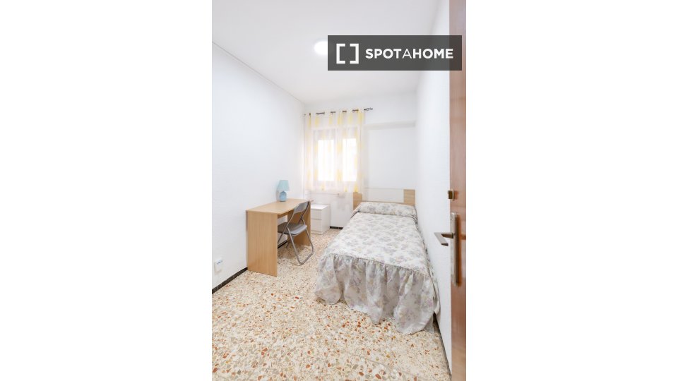 Double room Alicante, 5 beds, 95m² — photo 16