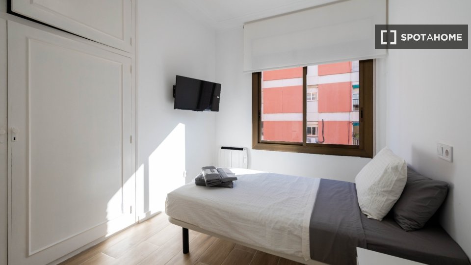 Double room Barcelona, 5 beds, 128m² — photo 1