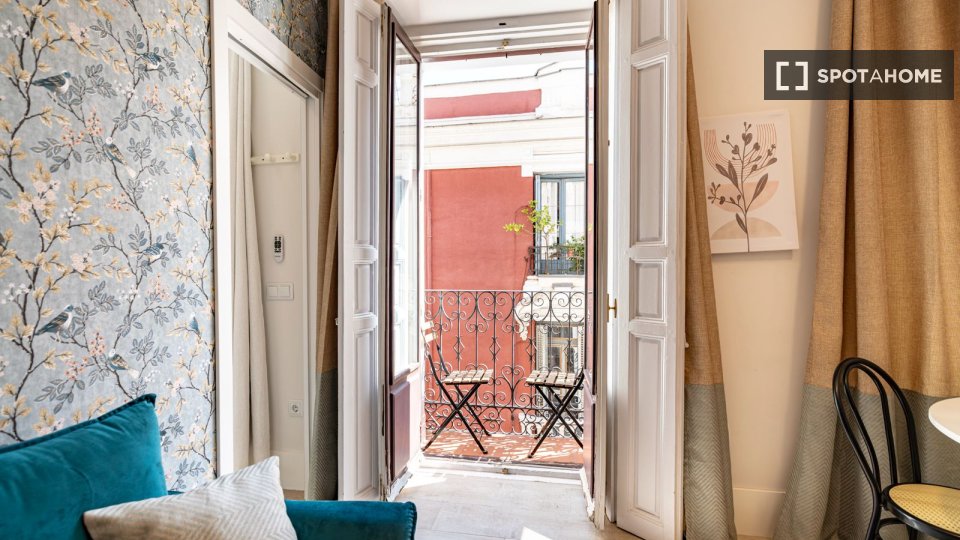 Apartamento de 3 dormitorios en alquiler en Universidad, Madrid