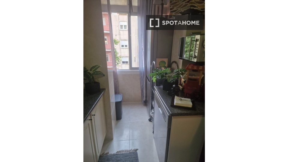 Double room Lisbon, 3 beds — photo 18