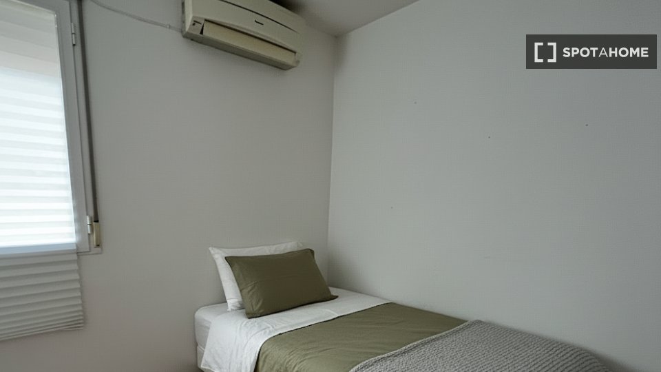 Double room Madrid, 3 beds, 50m² — photo 6