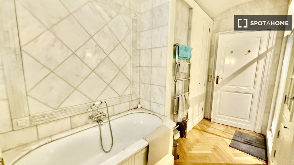Double room Brussels, 11 beds, 500m² — photo 3