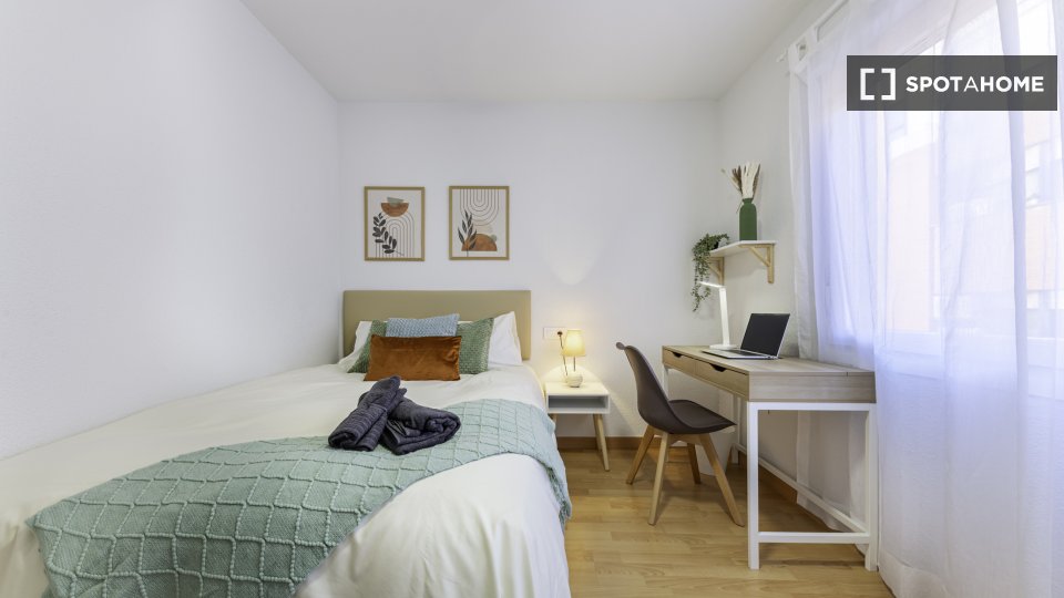 Double room Alicante, 4 beds, 103m² — photo 13