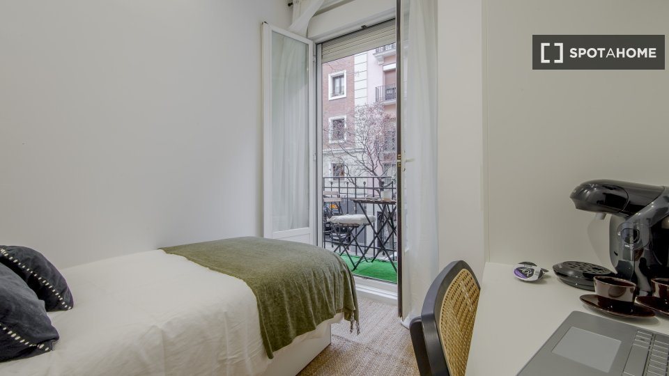 Double room Madrid, 5 beds, 100m² — photo 12