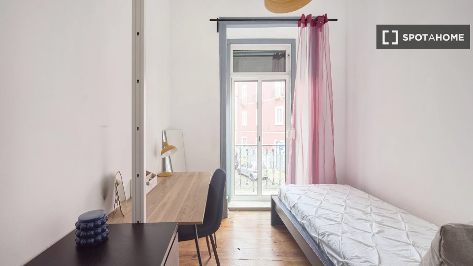 Double room Lisbon, 4 beds — photo 17