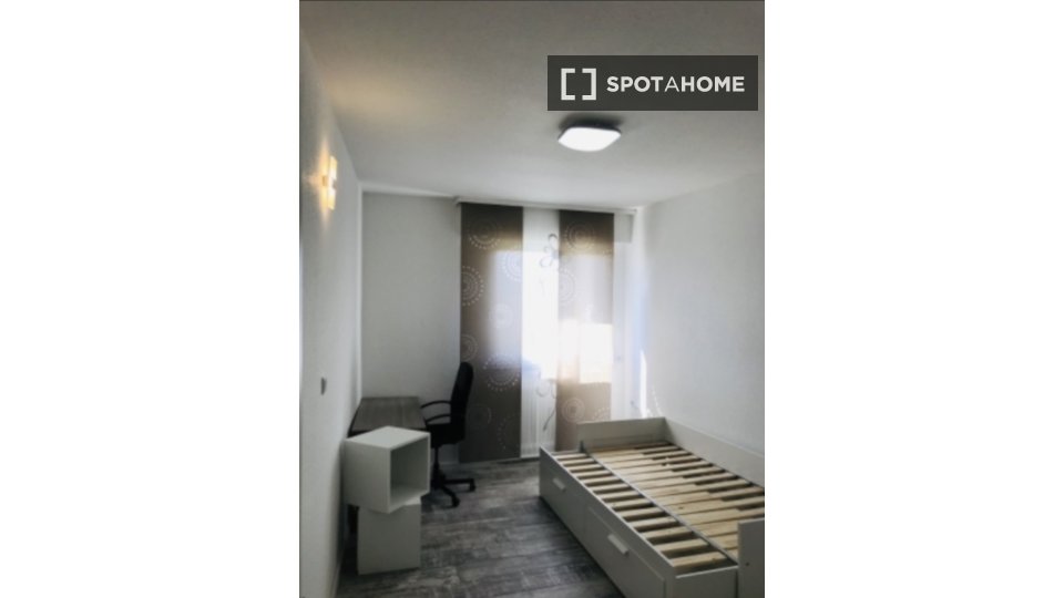 Double room Stuttgart, 3 beds, 13m² — photo 2