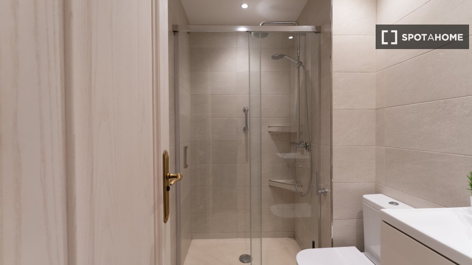 Double room Madrid, 6 beds — photo 18