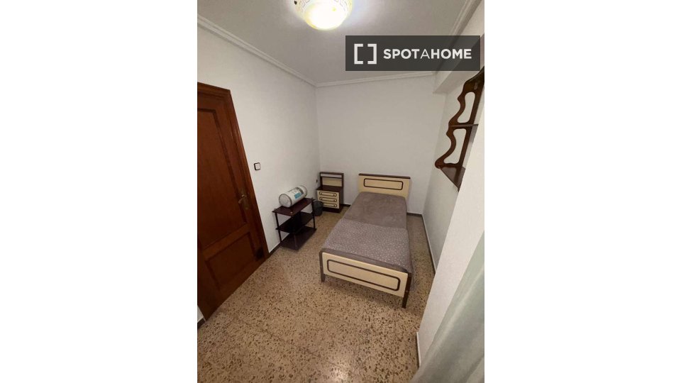 Camera in appartamento condiviso con 4 camere da letto ad Albors, Valencia - in Valencia