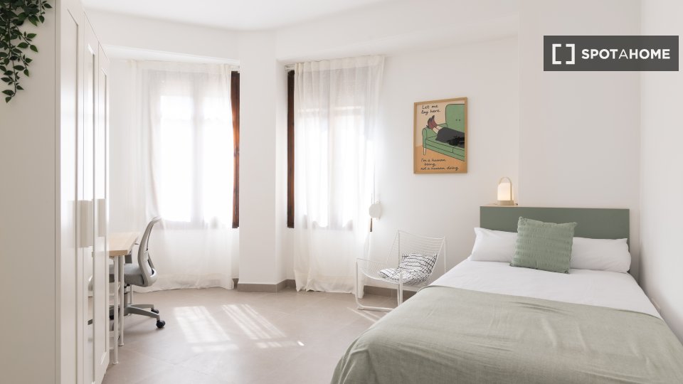 Double room Valencia, 1 bed, 150m² — photo 10