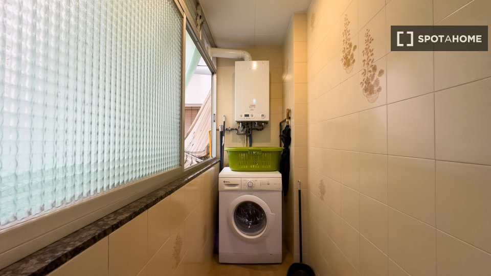 Apartment Barcelona, 4 beds, 75m² — photo 14