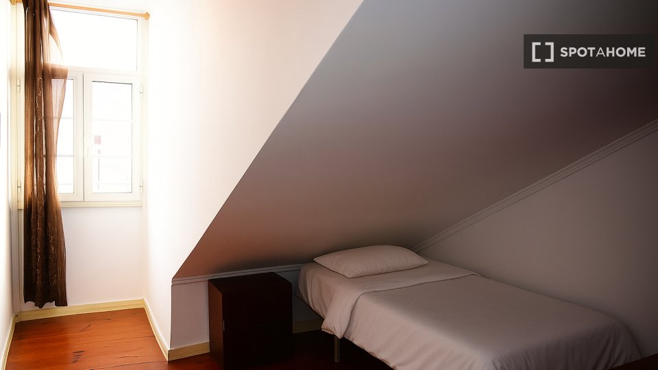 Double room Lisbon, 5 beds — photo 34