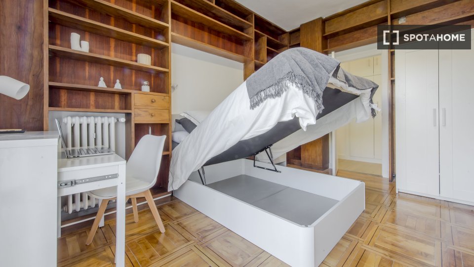 Double room Madrid, 9 beds, 200m² — photo 1