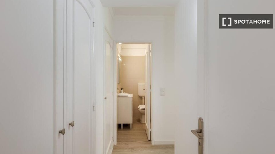 Apartment Lisbon, 3 beds, 130m² — photo 18