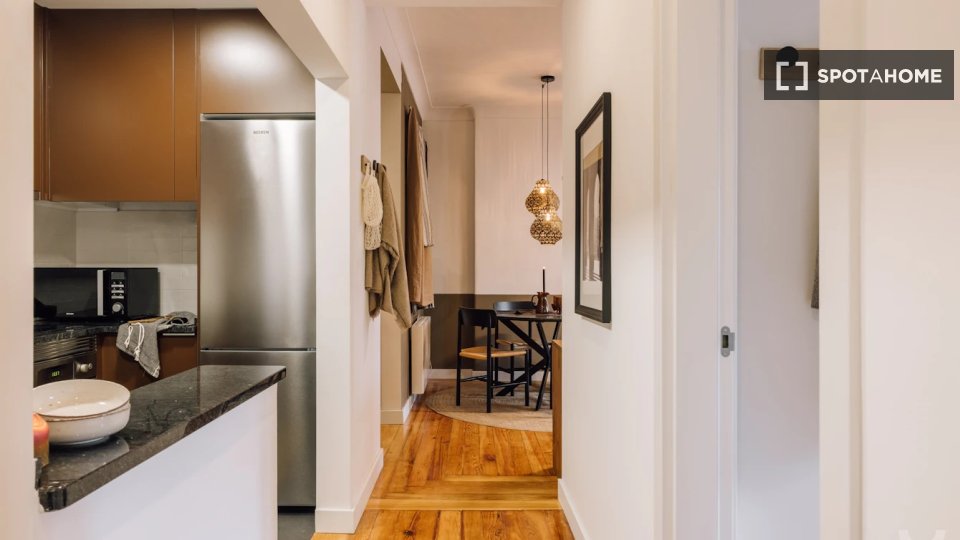 Apartment Lisbon, 2 beds, 66m² — photo 2
