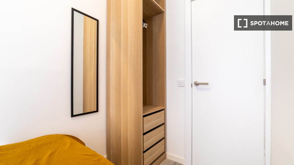 Double room Madrid, 9 beds, 108m² — photo 11